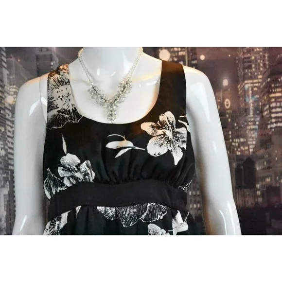 Charlotte Russe size M Sleeveless Racer Back Black and White Floral Print Top - Picture 3 of 7